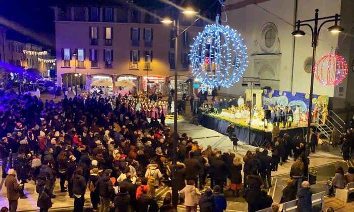 Più di duecento alunni della Chicca Gallazzi danno vita in piazza Santa Maria al presepe vivente Più di duecento alunni della Chicca Gallazzi danno vita in piazza Santa Maria al presepe vivente