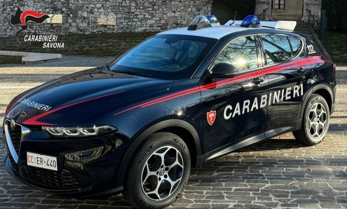 Bustese viola il divieto di avvicinamento e picchia la moglie in un B&amp;B in Liguria: arrestato