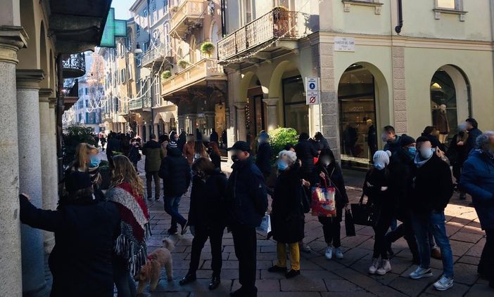 Niente più obbligo di mascherina all'aperto da venerdì Niente più obbligo di mascherina all'aperto da venerdì