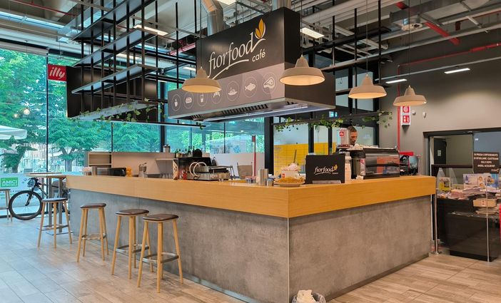 Chiude il bar della Coop di Busto: «Non solo un lavoro, ma una famiglia» Chiude il bar della Coop di Busto: «Non solo un lavoro, ma una famiglia»