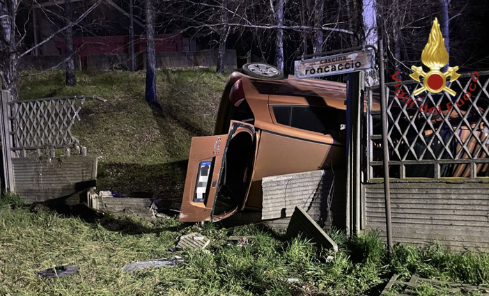 FOTO. Auto vola fuori strada e si ribalta: paura per tre ragazzi nel Comasco