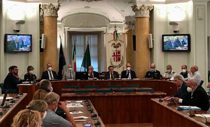 VIDEO Sicurezza pubblica nelle stazioni e sugli autobus: a Varese l’assessore regionale De Corato VIDEO Sicurezza pubblica nelle stazioni e sugli autobus: a Varese l’assessore regionale De Corato