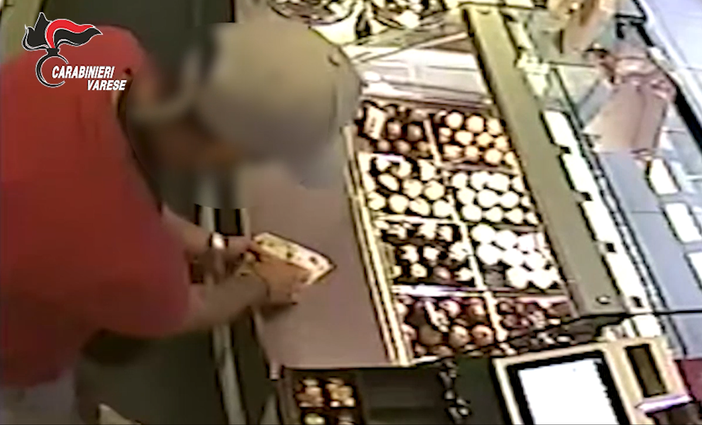 VIDEO. Rapina una gelateria a Cassano Magnago armato di pistola, arrestato dai Carabinieri VIDEO. Rapina una gelateria a Cassano Magnago armato di pistola, arrestato dai Carabinieri