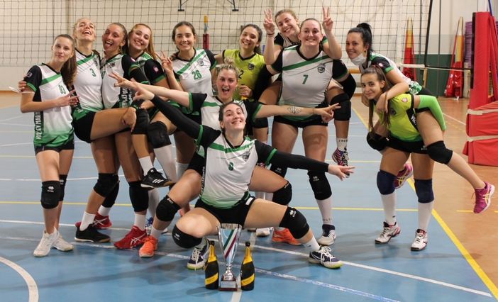 La gioia delle ragazze del Volley Marnate. Anche la presidente Ivana Ferrario è finita in mezzo ai festeggiamenti La gioia delle ragazze del Volley Marnate. Anche la presidente Ivana Ferrario è finita in mezzo ai festeggiamenti