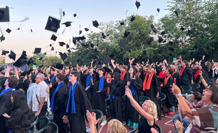 Tocco al cielo e un messaggio di pace: il Diploma Day dell’Ite Tosi per 424 neo maturi