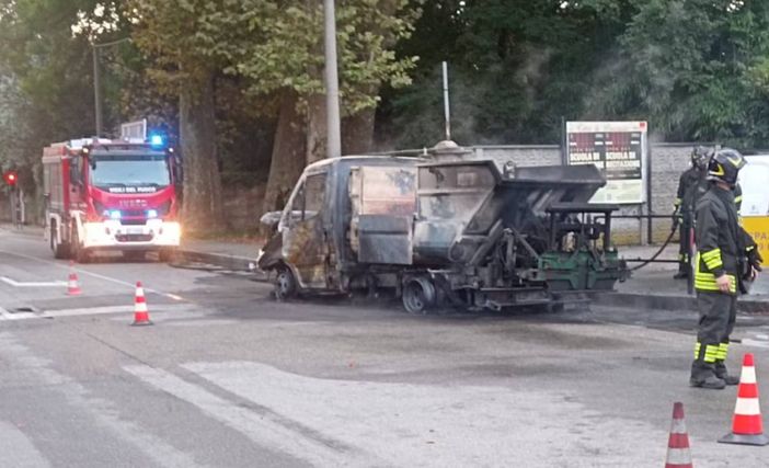 Il furgone della nettezza urbana distrutto dalle fiamme sulla Varesina (foto tratta da IlSaronno.it)