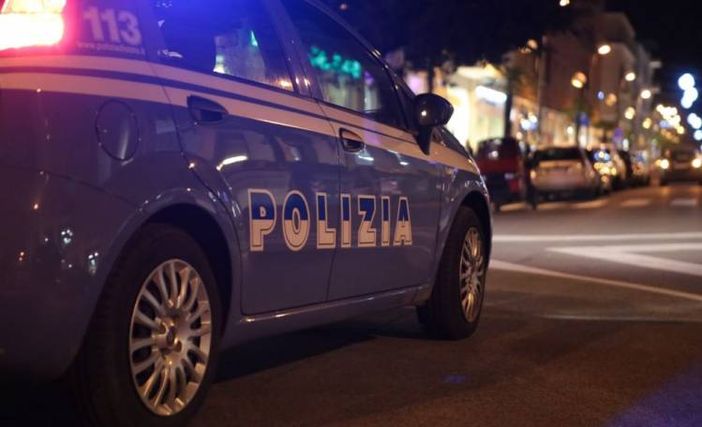 Il bar chiuso dopo un controllo delle Volanti - foto d'archivio Il bar chiuso dopo un controllo delle Volanti - foto d'archivio