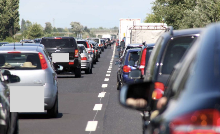 Si ribalta con la macchina sull'Autolaghi: un ferito e traffico in tilt Si ribalta con la macchina sull'Autolaghi: un ferito e traffico in tilt