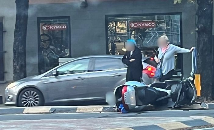 Altro incidente a Busto: scontro tra un’auto e una moto in viale Cadorna