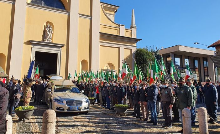 Il saluto delle penne nere davanti alla chiesa di San Giulio