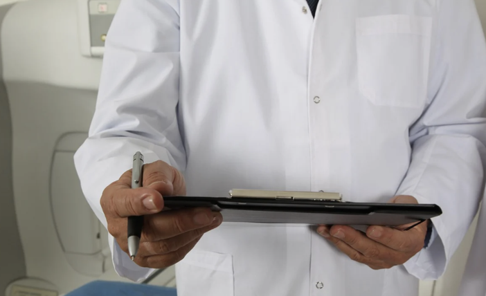 Era in ferie ma esercitava nella clinica di famiglia: dermatologo condannato