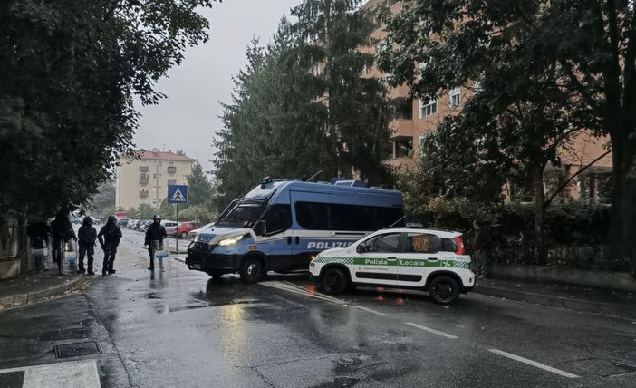 Bosco di via Curtatone, il giorno dello sgombero. Sul posto polizia ed elicottero. Motoseghe in azione