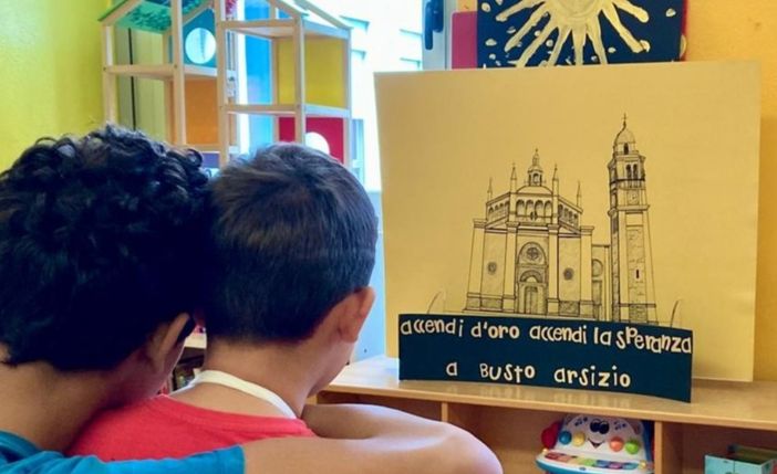 Il Ponte del Sorriso illumina d’oro le pediatrie degli ospedali della provincia di Varese Il Ponte del Sorriso illumina d’oro le pediatrie degli ospedali della provincia di Varese