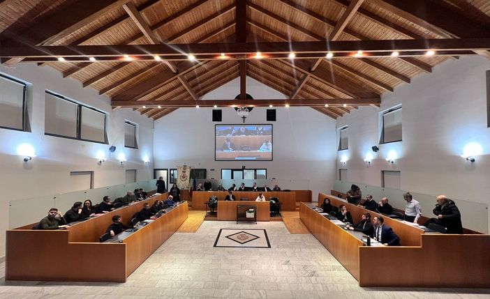 Fondazione Scuole Materne, lo strappo in Consiglio: la mozione cade, la protesta resta