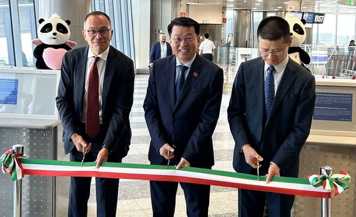 La foto del taglio del nastro La foto del taglio del nastro