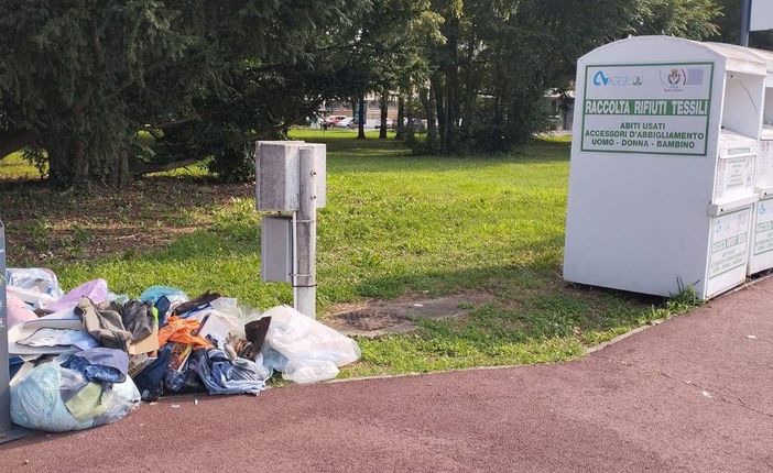 Rifiuti tessili abbandonati nei sacchetti a pochi metri dai contenitori Agesp, verosimilmente pieni Rifiuti tessili abbandonati nei sacchetti a pochi metri dai contenitori Agesp, verosimilmente pieni