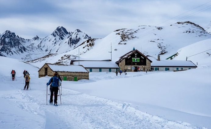 Il romanticismo vola alto, anzi si arrampica. Ciaspolata al chiar di luna