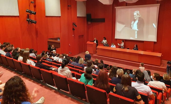 Le scuole di Busto raccolgono quasi sei tonnellate di cibo per le famiglie in difficoltà. «Aiutiamo i nostri vicini» Le scuole di Busto raccolgono quasi sei tonnellate di cibo per le famiglie in difficoltà. «Aiutiamo i nostri vicini»