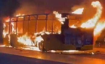 Pullman in fiamme in Svizzera, morti e feriti a Kerzers: "Un uomo si è dato fuoco"