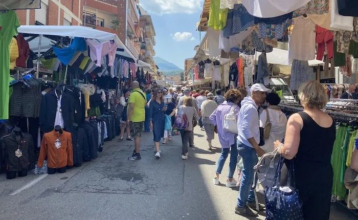 Luino, tensione al mercato: uomo in carrozzina molesta i passanti e minaccia gli agenti, denunciato
