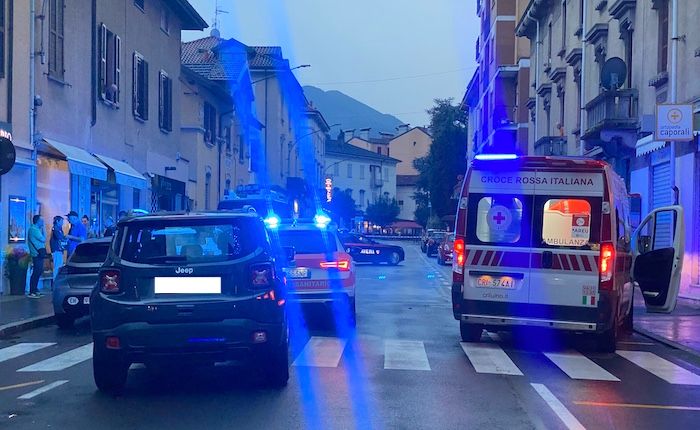 Omicidio in pieno centro a Luino, una tragedia familiare: interrogato il figlio 25enne Omicidio in pieno centro a Luino, una tragedia familiare: interrogato il figlio 25enne