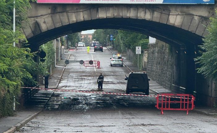 Busto, manto stradale danneggiato dalle forti piogge: il sottopasso rimane chiuso al traffico