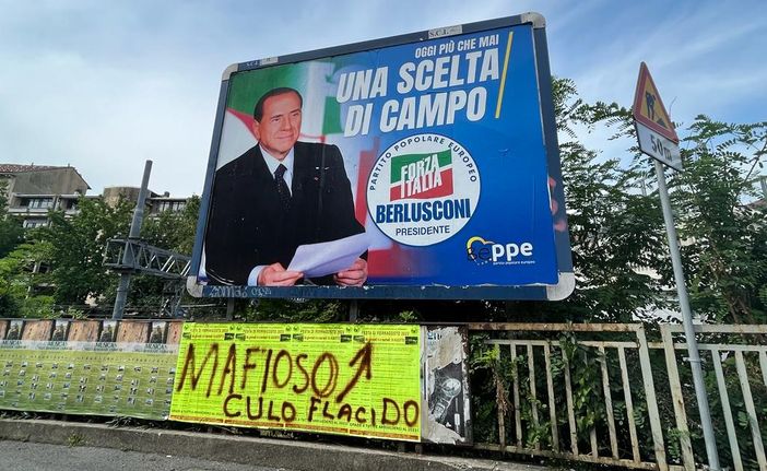 Il manifesto elettorale di Berlusconi e Forza Italia preso di mira in via Nino Bixio a Varese Il manifesto elettorale di Berlusconi e Forza Italia preso di mira in via Nino Bixio a Varese
