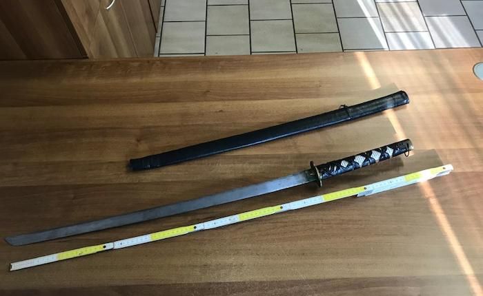 Fermato alla dogana di Zenna con una katana di un metro: denunciato un cittadino svizzero