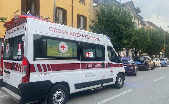 Un diciottenne discute per una sigaretta, poi ferisce un giovane con un coltellino e minaccia due ragazze