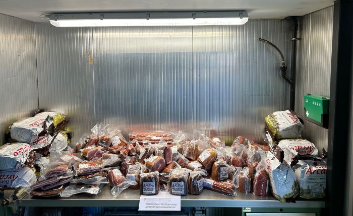 Tornano dalla vacanza con 312 chili di salumi nel bagagliaio: auto svizzera "pizzicata" in dogana Tornano dalla vacanza con 312 chili di salumi nel bagagliaio: auto svizzera "pizzicata" in dogana