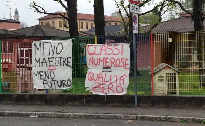 Gli striscioni di protesta affissi dai genitori ai cancelli della scuola dell'infanzia di Casorate Sempione(foto da Facebook)