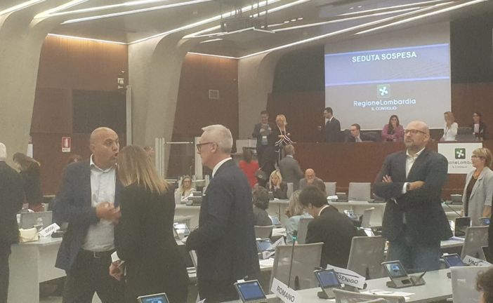 VIDEO. Bagarre al Pirellone sugli scontri a Milano: Consiglio regionale sospeso