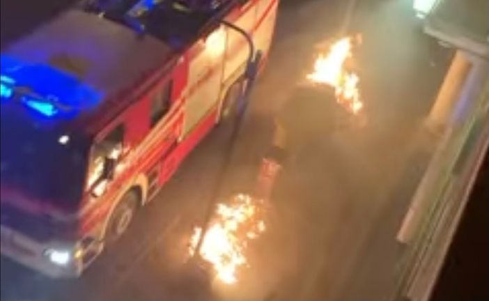 Le fiamme la scorsa notte in centro a Saronno (foto da un video pubblicato da ilSaronno.it)