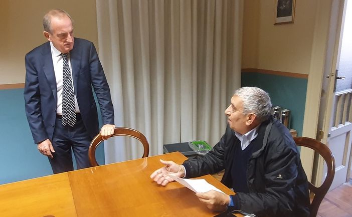 Il sindaco Antonelli (in piedi) e l'assessore Cislaghi