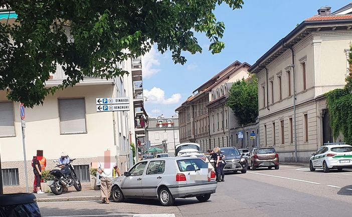 Incidente tra un'auto e una moto a Busto Incidente tra un'auto e una moto a Busto