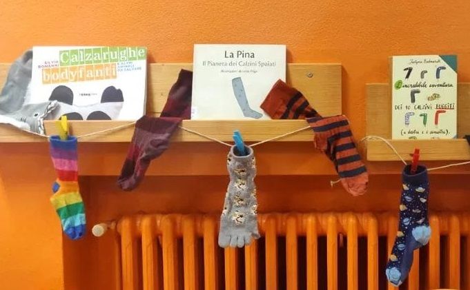 La giornata dei calzini spaiati, il “gioco” e l'invito a rispettare la diversità