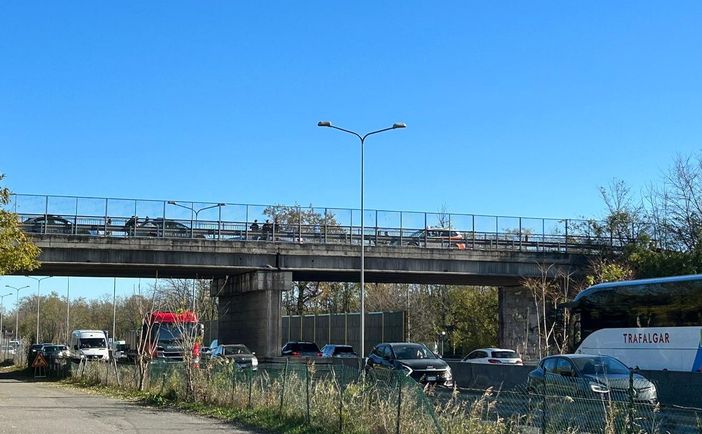 Minaccia di gettarsi dal ponte sopra la 336. Salvato dalla Polizia