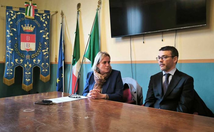 L'assessore Paola Reguzzoni e Andrea Mollica, dirigente amministrativo del Tribunale di Busto