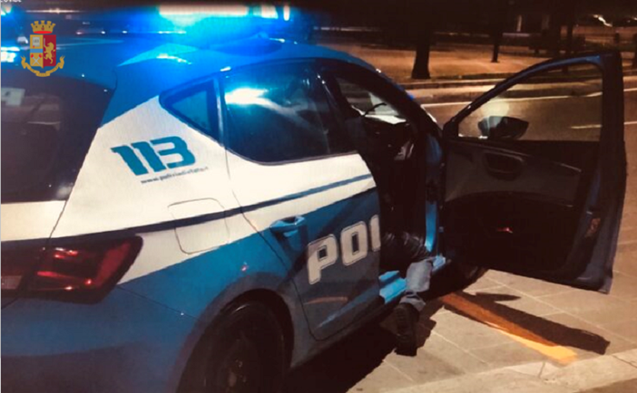 Busto, 22enne si scatena contro i poliziotti che volevano impedirgli di rubare una bici