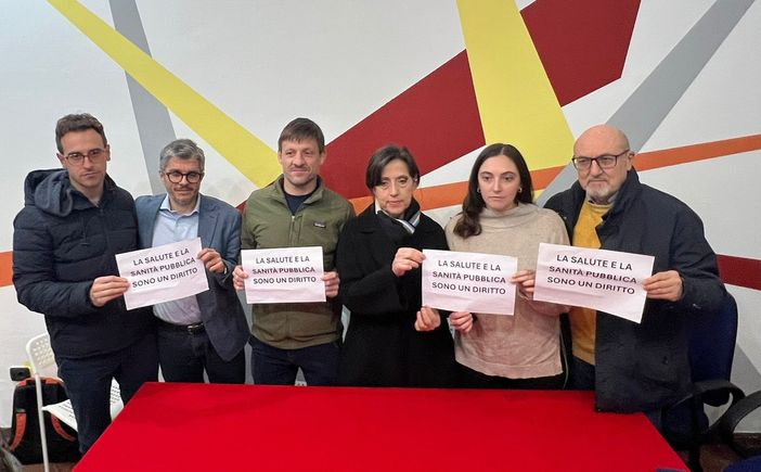 I partecipanti alla conferenza stampa del minoranze di centrosinistra I partecipanti alla conferenza stampa del minoranze di centrosinistra