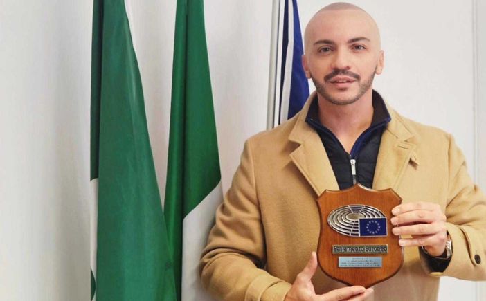 L’artista Alfonso Restivo premiato dal Parlamento europeo per la lotta contro il femminicidio