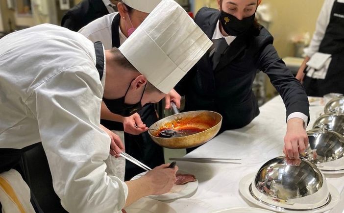 Al De Filippi è il giorno di “MasterDef”: sfida tra scuole alberghiere con in palio borse di studio. «L'alta formazione "libera" talento e passione» Al De Filippi è il giorno di “MasterDef”: sfida tra scuole alberghiere con in palio borse di studio. «L'alta formazione "libera" talento e passione»