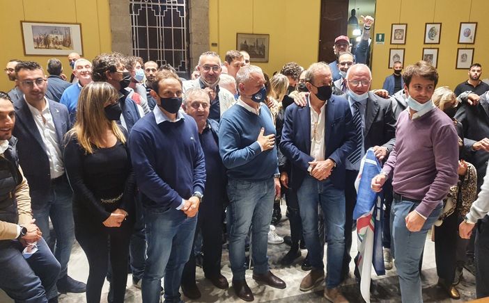 Il sindaco Antonelli la sera della vittoria in sala consiglio