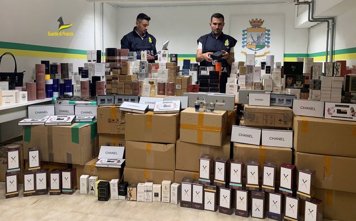 VIDEO. Vestiti, medicinali e profumi contraffatti: maxi sequestro della Guardia di Finanza di Varese. Denunciate sei persone