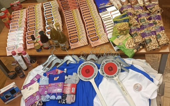 In sei fanno incetta di merce al supermercato senza pagare: quattro di loro presi dalla polizia