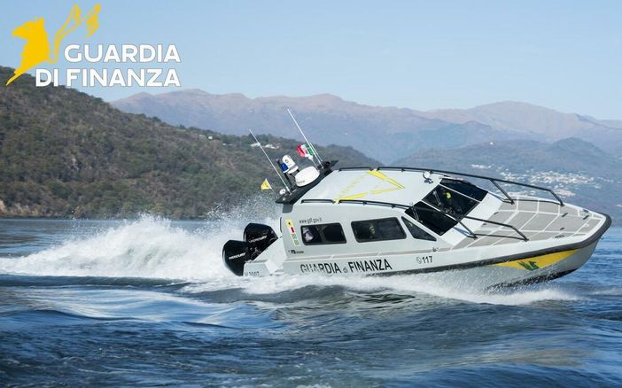 Barca in fiamme sul lago Maggiore, turisti e skipper salvati dalla motovedetta della Guardia di Finanza