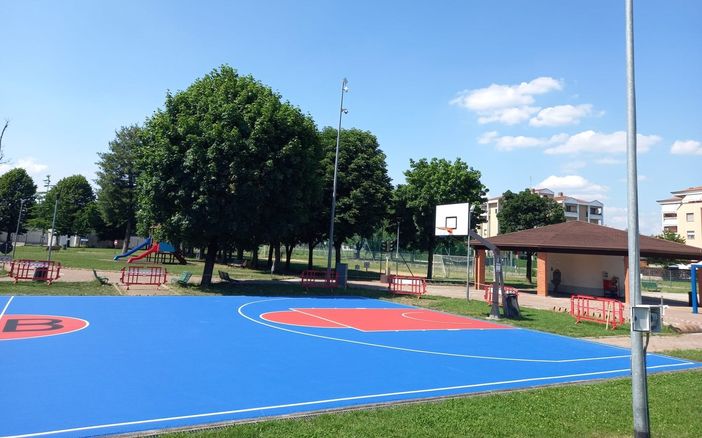 Il rinnovato campo da basket di Borsano (foto Marco Giussani)