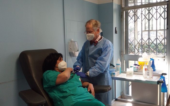 Il professor Ivanoe Pellerin, presidente della Lilt provinciale, in ospedale a vaccinare