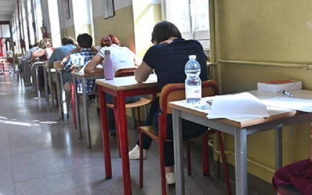 Maturità, gli studenti bustesi: «Non ci aspettavamo queste tracce». Il “rifugio” è Whatsapp Maturità, gli studenti bustesi: «Non ci aspettavamo queste tracce». Il “rifugio” è Whatsapp