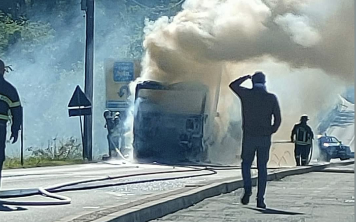 I resti del mezzo pesante. Sotto: il camion in fiamme (foto dalla pagina Facebook &quot;Città di Malnate&quot;)